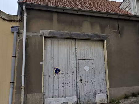 réf 3989 - garage de 100 m2 avec terrain engazonné clos en hyper centre ville