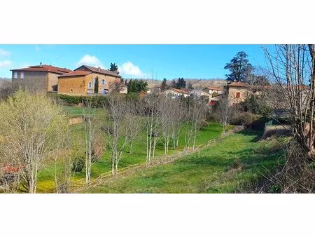 terrain constructible au cœur du village d'oingt