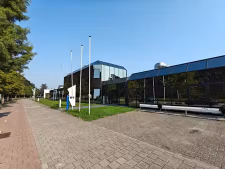 bâtiment industriel comprenant des bureaux rénovés