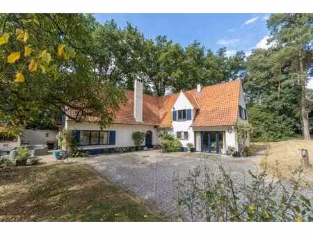 villa avec enormement de charme en terrain de fond !