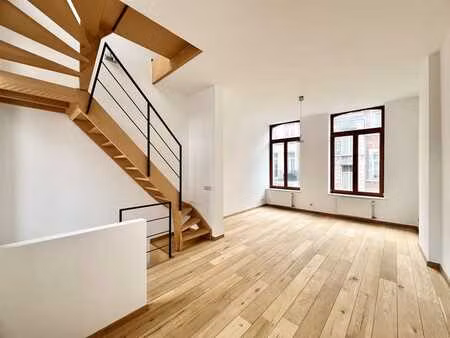 maison rénovée  lumineuse avec cour – binche centre