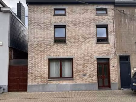 belle maison 3 façades sur 10 ares avec passage latéral