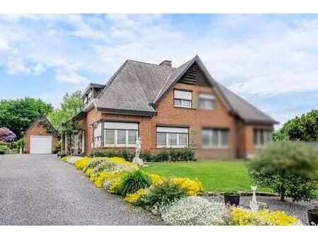 maison avec dépendances sur terrain de 2 773 m²