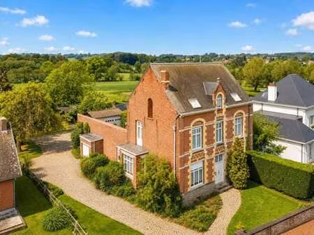 charmante maison de maître avec cachet et beau potentiel!
