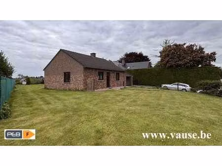 maison d'habitation de plain-pied avec garage et jardin