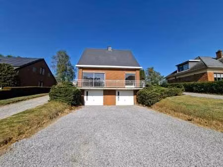 charmante villa avec jardin et garages idéalement située