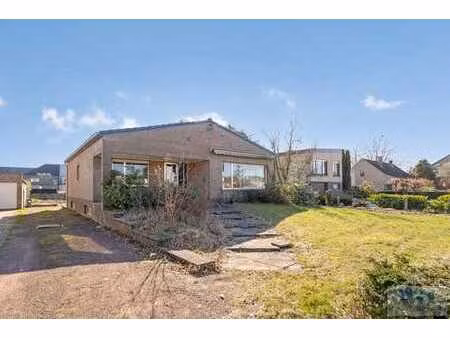 te renoveren gezinswoning op ruim perceel van 969 m²