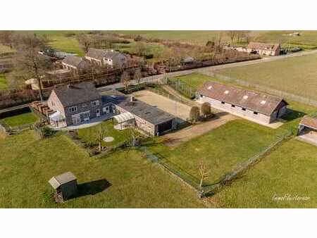 maison avec des écuries et une piste extérieure sur environ