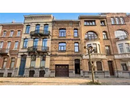grande maison unifamiliale avec un grand jardin