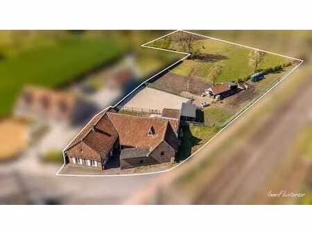 ferme charmante avec piste et prairies sur environ 59 ares