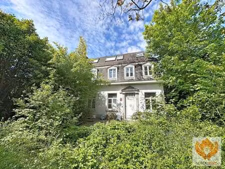 magnifique villa de 325m2 avec beau jardin et 8 chambres