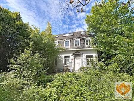 magnifique villa de 325m2 avec beau jardin et 8 chambres