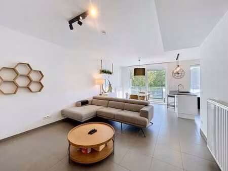 appartement 2ch récent - terrasse & parking - peb a