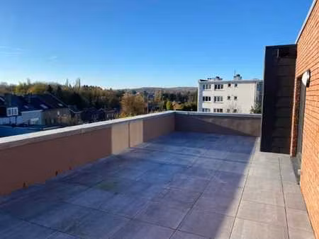 superbe penthouse  quartier calme ! garage et parking inclus