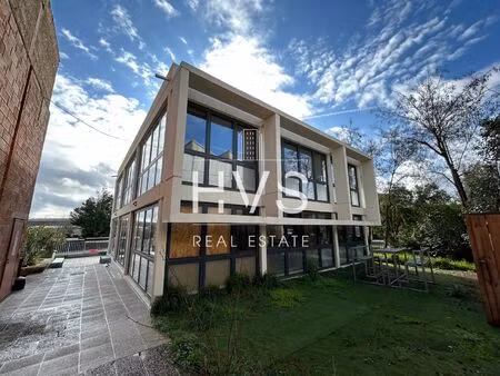 location local professionnel 70m²