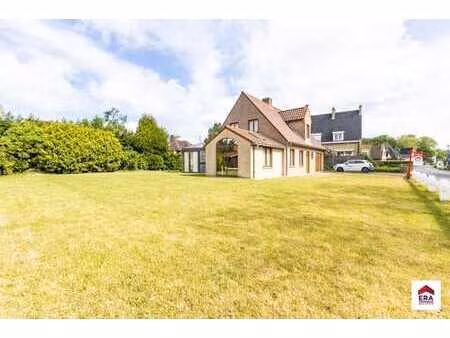 villa avec un terrain spacieux dans un quartier prisé !