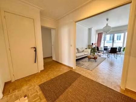 châtelain/ louise  appartement 2 chambres en très bon état