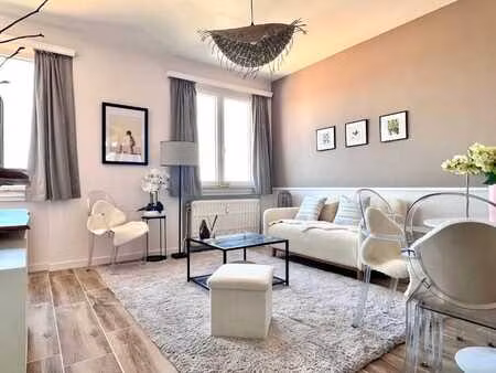 très beau flat avec coin chambre à louer à schaerbeek