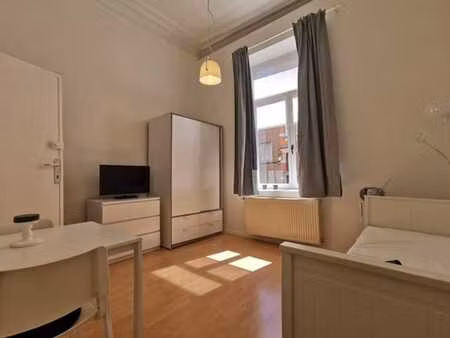 lumineux studio entièrement meublé et équipé.