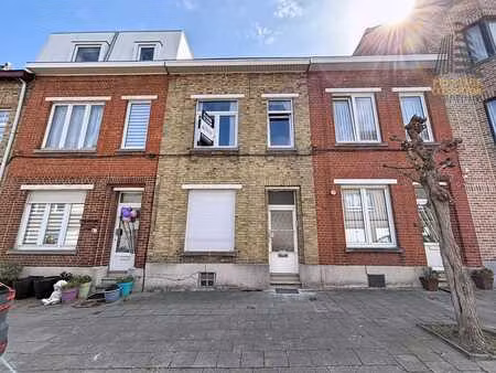 maison unifamiliale 4 chambres avec cour !