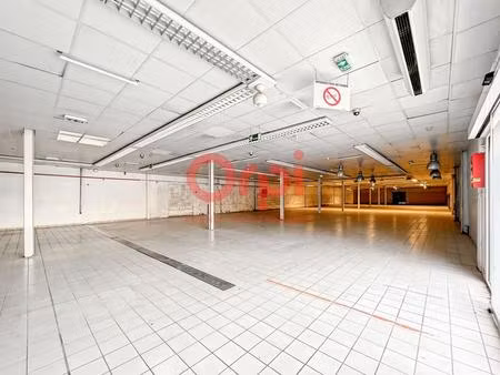 local commercial 1250 m² - roquebrune sur argens