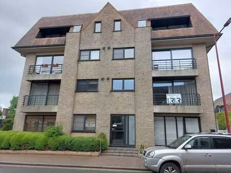 ruim appartement met garage.