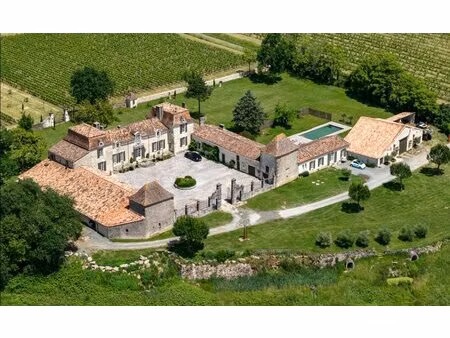 château xviii - élégance et patrimoine au coeur d'un domaine viticole de 18 hectares