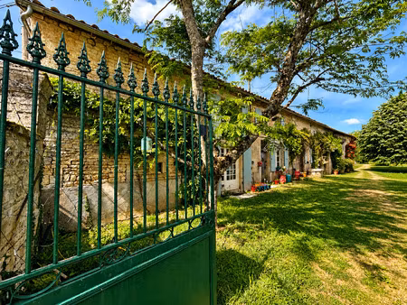 longère de caractère avec dépendances  four à pain et jardin