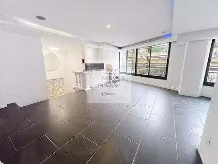cannes bas suquet  local commercial de 195m²