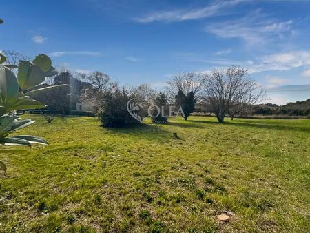 a seulement 3 km d'uzès dans un village avec commerces  decouvr