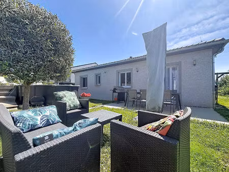 jolie maison de plain pied récente à meximieux  3 chambres  piscine et garage.