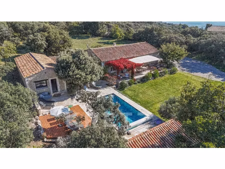 maison de luxe à vendre à gordes
