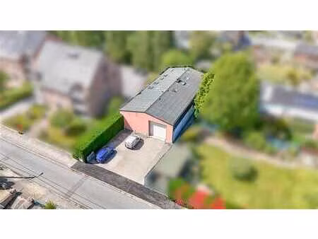 ensemble immobilier avec entrepôt et 3 appartements!