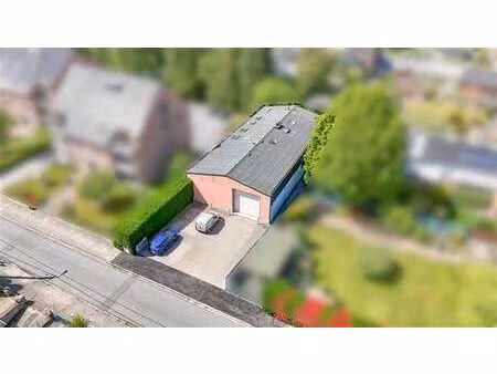 ensemble immobilier avec entrepôt et 3 appartements!