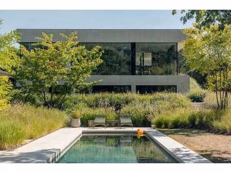 architecture pure avec des vues sereines sur l’étang