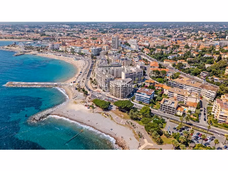 appartement de luxe à vendre dans le quartier plateau notre dame sud-bord de mer-beaurivag