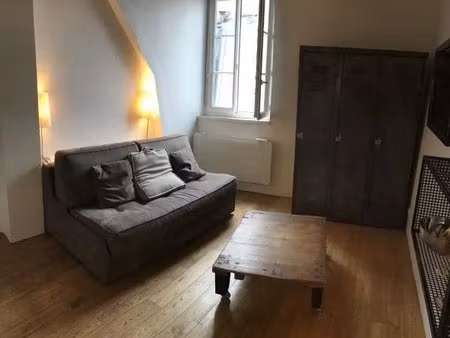rue du bourg tibourg- studette meublée 15m2