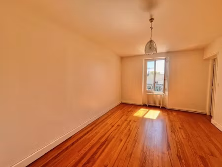 nouveauté : beau deux pièces à vendre dans le centre du vill