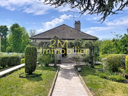 maison familiale avec sous-sol total  dépendances et grand t
