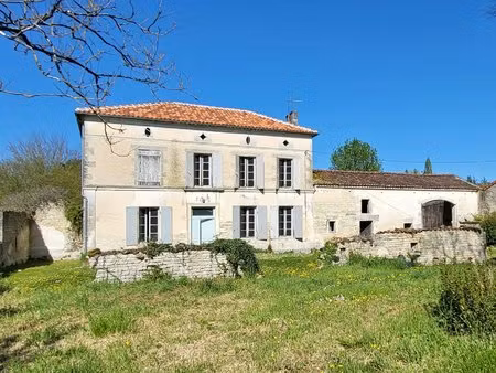 maison traditionnelle en pierre à rénover  située dans un petit village près de cognac