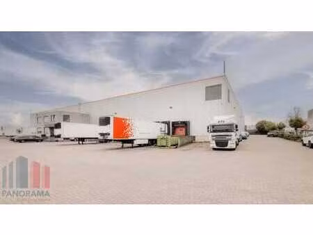 entrepôt logistique situé à un emplacement stratégique le...