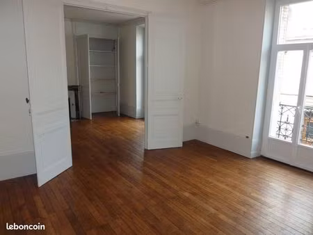 grand t3 de 74 22 m² à limoges? 21 rue saint paul  1er étage - 570 hors charges