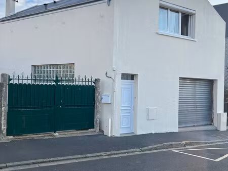 grand local de 130 m² + appartement au dessus individuel.