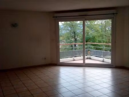 a louer t3 avec petite terrasse residence les bastonies
