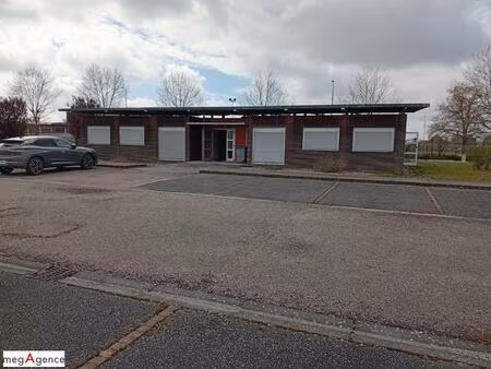 bureaux  garage de 375 m² sur 9633 m² de terrain clos.