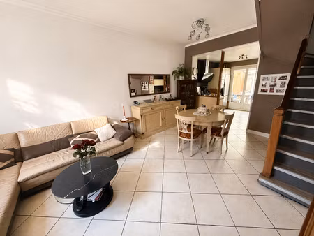 maison avec trois chambres deux salle de bains et une cour