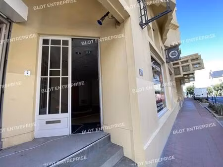location commerce 48 m²