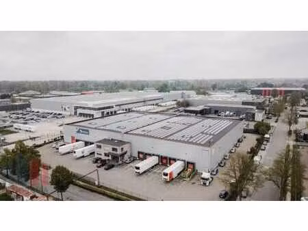 entrepôt logistique situé à un emplacement stratégique le...