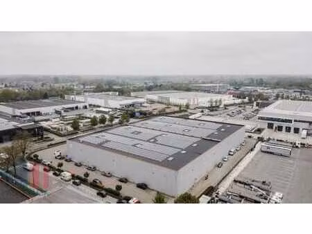 entrepôt logistique situé à un emplacement stratégique le...