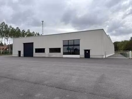 bâtiment commercial à un emplacement stratégique à izegem